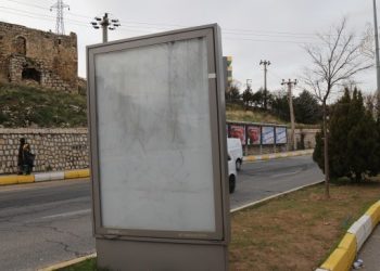 Kayyım Mêrdîn’deki billboardları seçim öncesi tehditle kiraladı