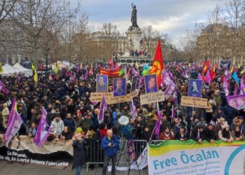 Paris’te onbinler katledilenler için yürüdü