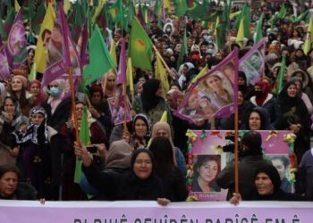 Kuzey ve Doğu Suriye halkı katledilen 3 kadın için yürüdü