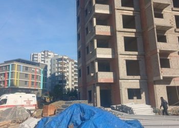 Mersin’de inşaattan düşen bir işçi yaşamını yitirdi