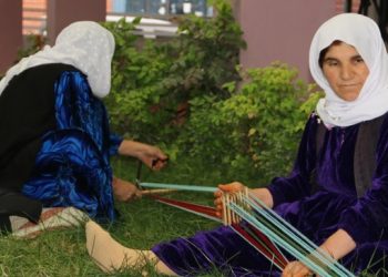 Kadınlar hem örüyor hem öğretiyor