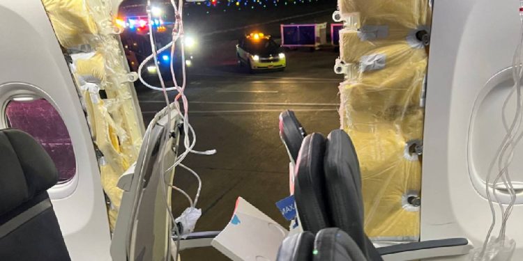 ABD'de havadayken gövdesinden parça kopan Boeing 737 MAX 9'un uçuşları geçici olarak durduruldu
