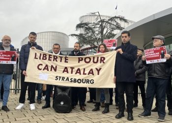 AİHM önünde Can Atalay protestosu