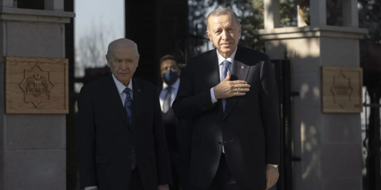 AKP - MHP gerilimi: 'Kriz seçim sonrasına ertelenmiş görünüyor'; 'Herkes sanki biraz 'son kavgaya' hazırlanıyor'