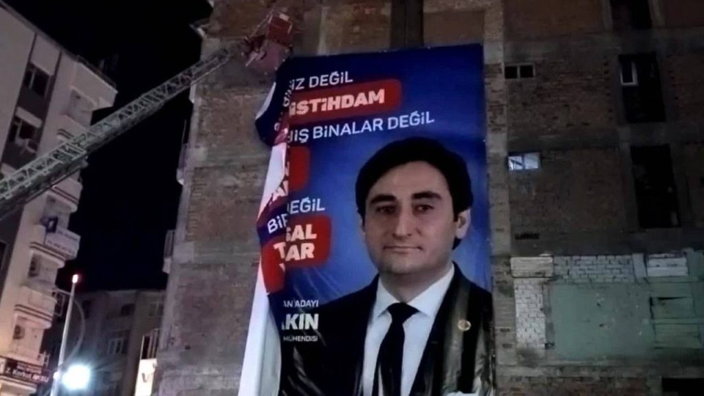 AKP'li belediye, Saadet Partisi adayının pankartını indirdi