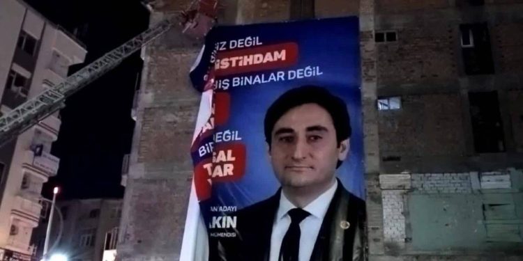 AKP'li belediye, Saadet Partisi adayının pankartını indirdi