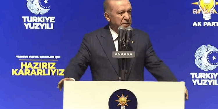 AKP'nin adayları belli oluyor: Erdoğan kürsüde konuşuyor