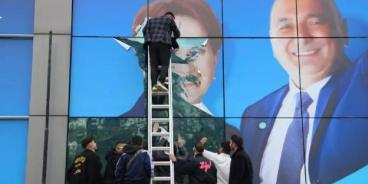 Adaylığı açıklanmayınca Akşener'in fotoğrafını söktürüp istifa etti: 'Gözlerine inanmıştım'