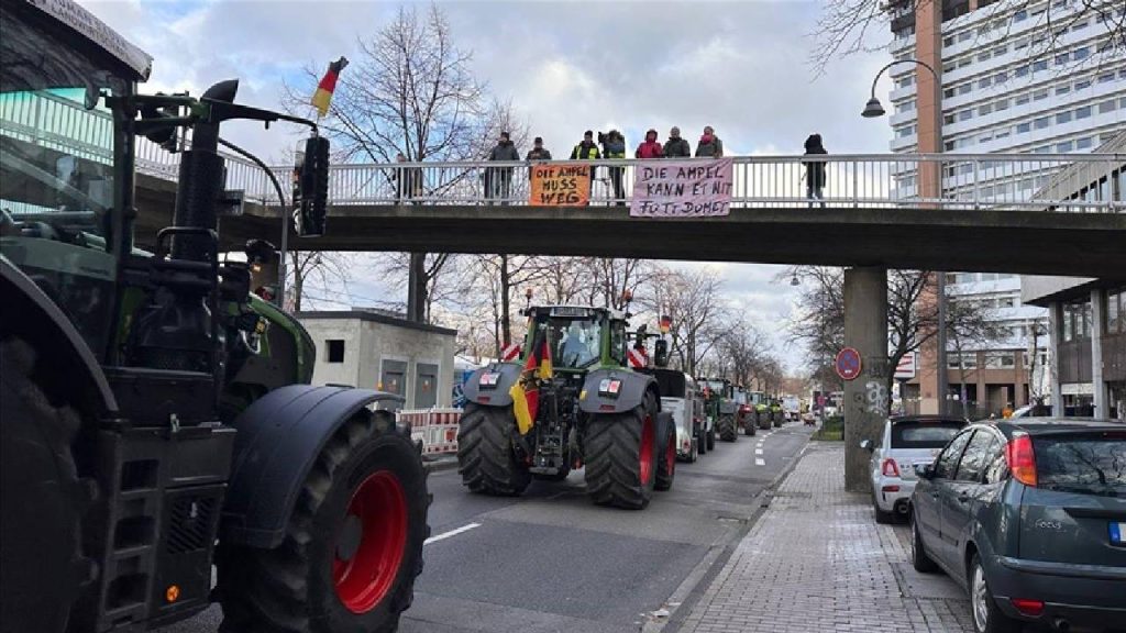 Almanya'da çiftçi isyanı: Traktörlerle ülke çapında yolları kesip Berlin'e çıkarma yaptılar