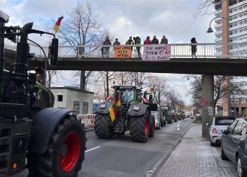 Almanya'da çiftçi isyanı: Traktörlerle ülke çapında yolları kesip Berlin'e çıkarma yaptılar