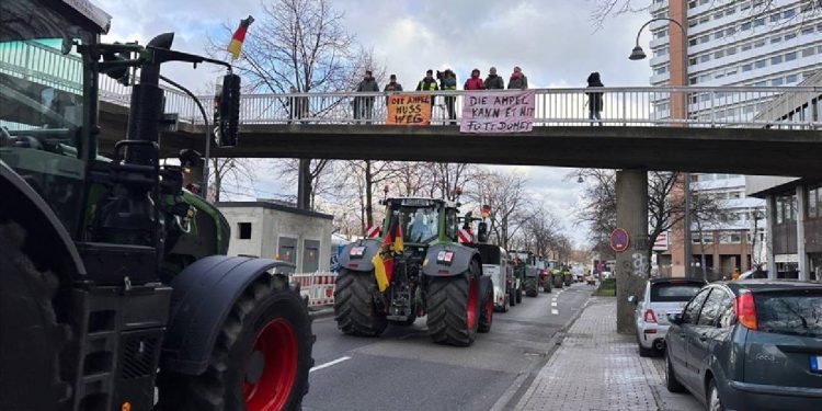 Almanya'da çiftçi isyanı: Traktörlerle ülke çapında yolları kesip Berlin'e çıkarma yaptılar