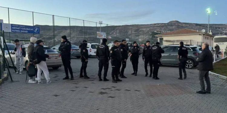 Amatör maçta 2 futbolcu bıçaklandı
