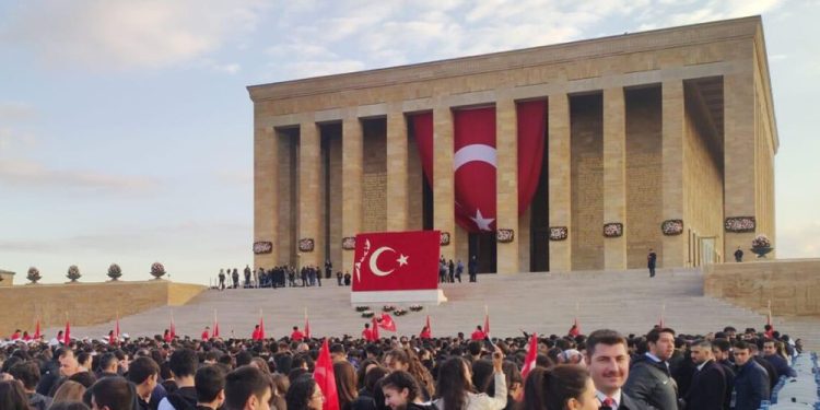 Anıtkabir’de şeriat sloganları attı, Cumhuriyet’e lanet okudu; tutuklandı