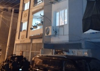 Annesine bağıran babasını öldürdü