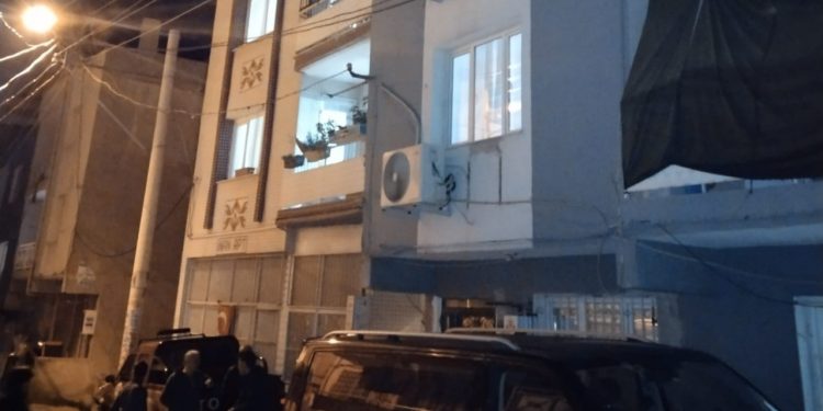 Annesine bağıran babasını öldürdü