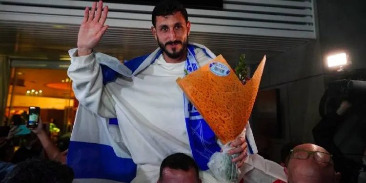 Antalyaspor’un İsrailli futbolcusu Sagiv Jehezkel, Tel Aviv'de omuzlara alındı