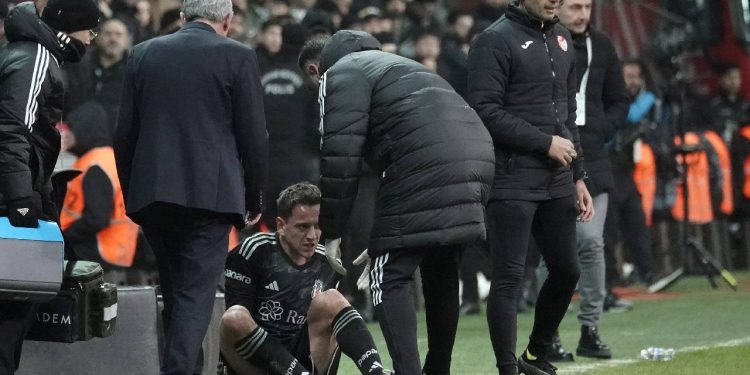 Beşiktaş'ta sakatlık şoku: Sezonu kapattı