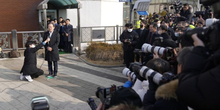 Boynundan bıçaklanan Güney Koreli muhalif lider taburcu edildi: Nefret siyaseti son bulsun