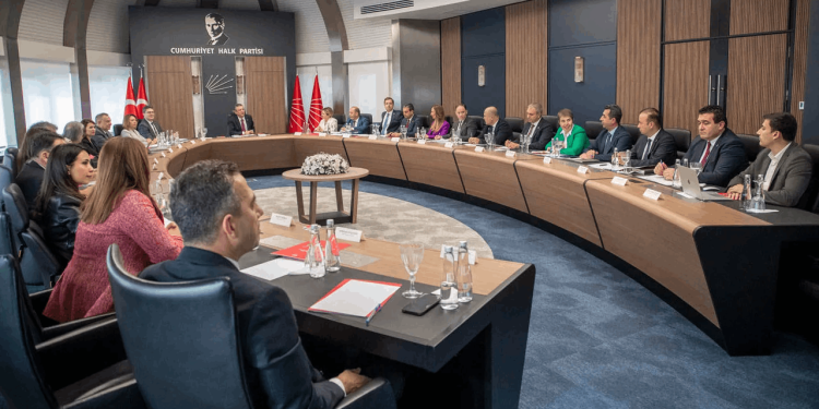 CHP lideri Özgür Özel Anayasa’ya Saygı Mitingi'nin iptal edildiğini duyurdu