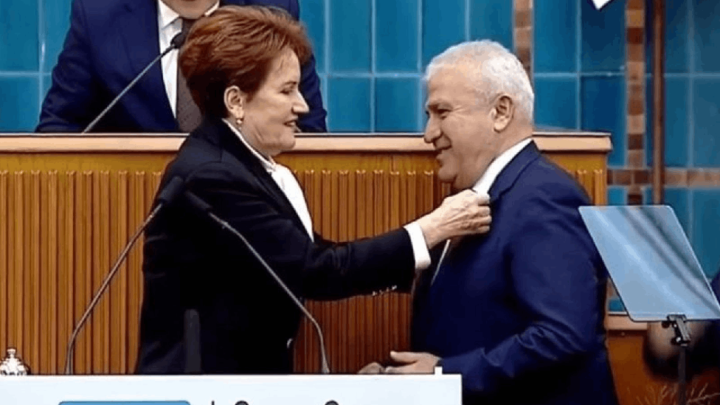 CHP'den istifa eden belediye başkanı İYİ Parti'ye katıldı! Rozetini Akşener taktı