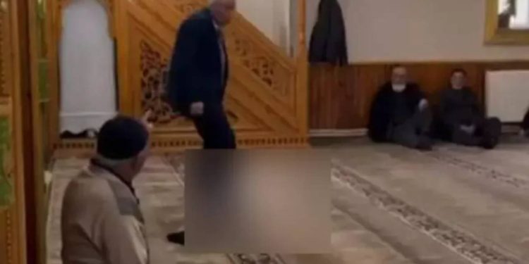 Camide konuşma yapan başkan adayı yaptığı hareket sonrası gözaltına alındı