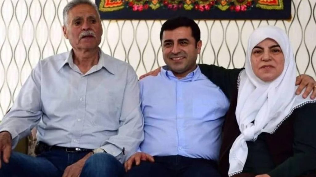 Demirtaş: Savunmamı okuma yazması olmadan alın teriyle 7 çocuğu yetiştiren babama ithaf ediyorum