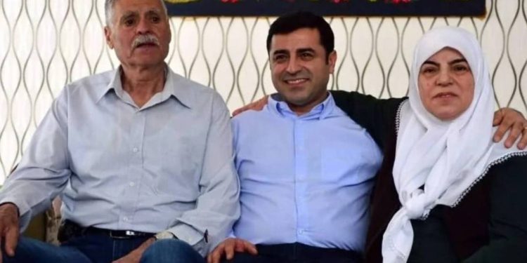 Demirtaş: Savunmamı okuma yazması olmadan alın teriyle 7 çocuğu yetiştiren babama ithaf ediyorum