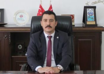 Diyarbakır’da yanlışlıkla hutbeden bir satır atlayan imamı, kaymakam mikrofonla dövdü
