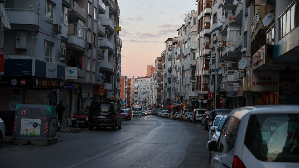 Ege'de korkutan deprem: Herkes sokağa döküldü!