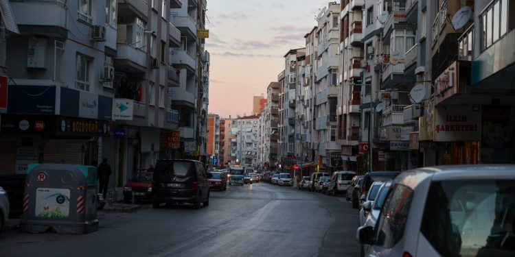 Ege'de korkutan deprem: Herkes sokağa döküldü!