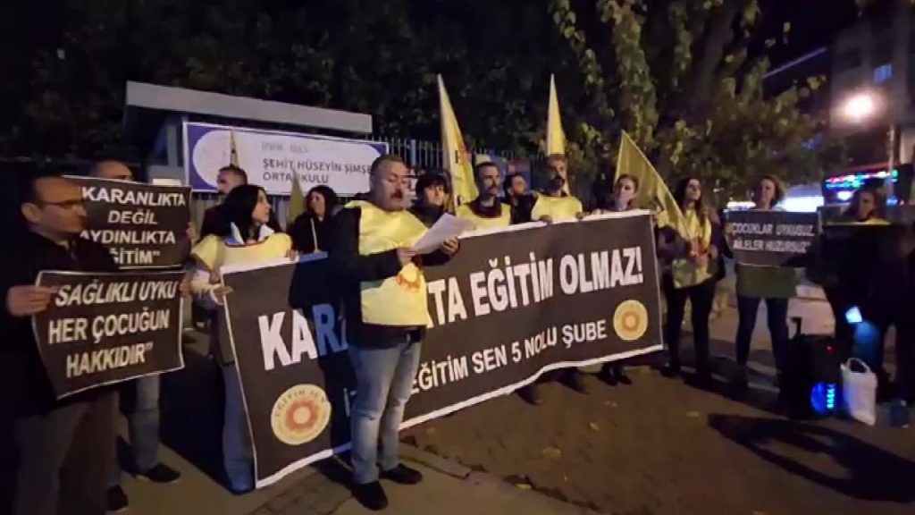 Eğitim-Sen'den İzmir'de 'yaz saati' protestosu