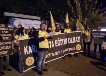 Eğitim-Sen'den İzmir'de 'yaz saati' protestosu