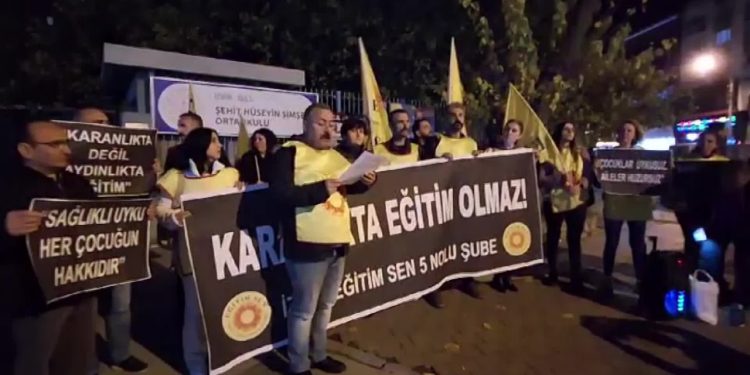 Eğitim-Sen'den İzmir'de 'yaz saati' protestosu