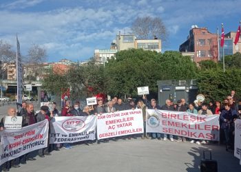 Emeklilerden Kartal'da eylem: 'Bir milletvekilinin maaşı 22 emeklinin maaşına eşit'