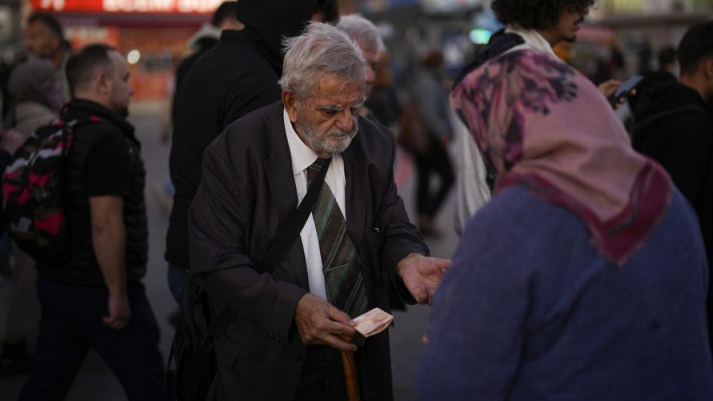 En düşük emekli maaşının asgari ücrete oranı: İşçi ve memur emeklileri için en kötü yıl 2024