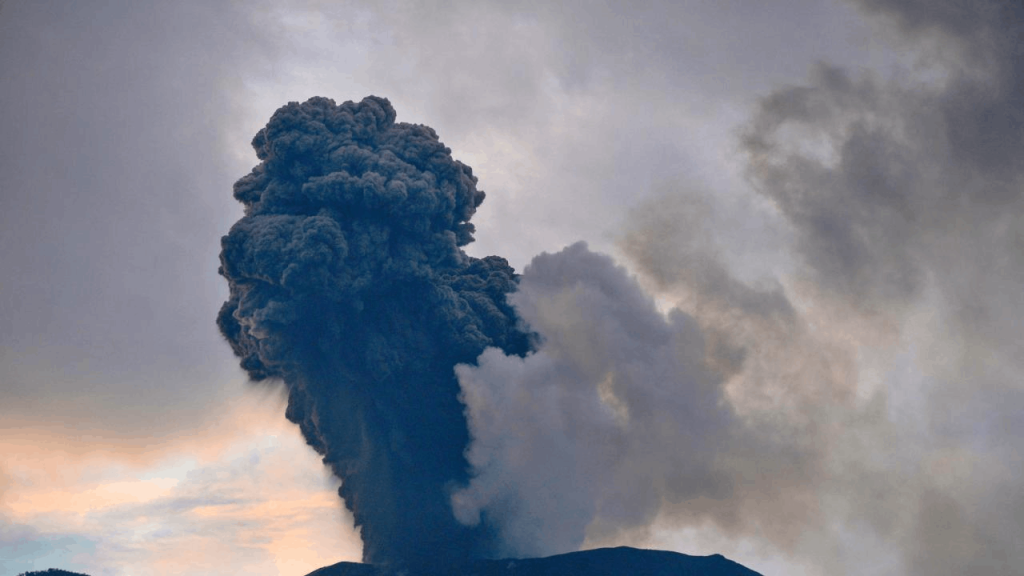 Endonezya'daki yanardağ patlamaları nedeniyle 6 bin 500 kişi tahliye edildi