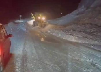 Erzurum’da karayoluna çığ düştü