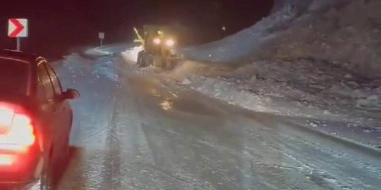 Erzurum’da karayoluna çığ düştü