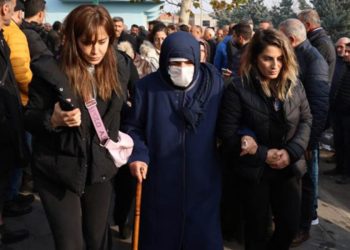 Eşi, Tahir Demiştaş’ı son yolculuğuna uğurladı: Münker ve Nekir geliyor, korkmayasın; Allah’a emanet ol