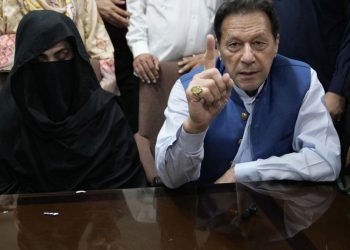 Eski Pakistan Başbakanı Han'a 14 yıl hapis cezası daha verildi