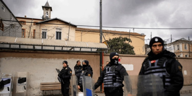 Eski istihbaratçıdan korkutan uyarı: 'Türkiye'deki IŞİD'liler toparlandı, benzer saldırılar seçime kadar devam edecek'