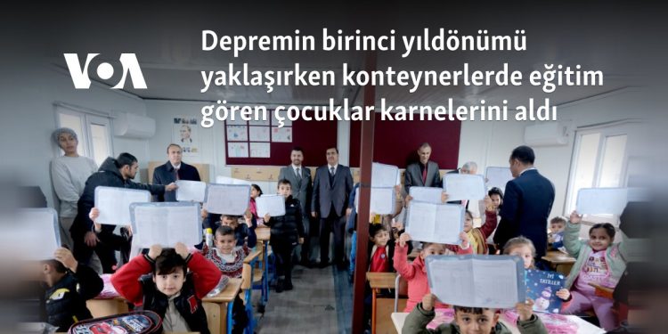 Depremin birinci yıldönümü yaklaşırken konteynerlerde eğitim gören çocuklar karnelerini aldı