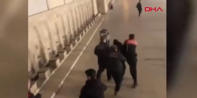 Fatih Camii’nde bıçaklı saldırı: Cami imamı ve 1 kişi bıçakla yaralandı