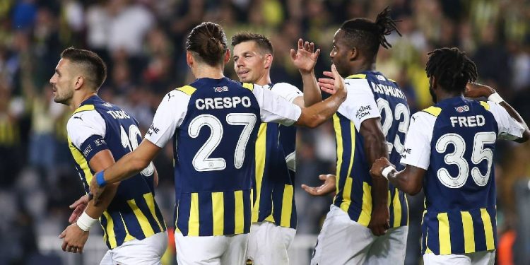 Fenerbahçe'de kadro hafifletme operasyonu: Birçok isimle yolların ayrılması bekleniyor
