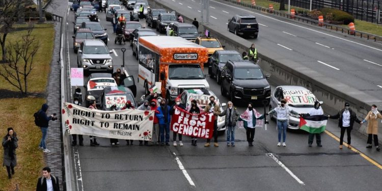 Filistin yanlısı eylemciler New York'ta trafiği kilitledi, JFK'de uçuşlar aksadı