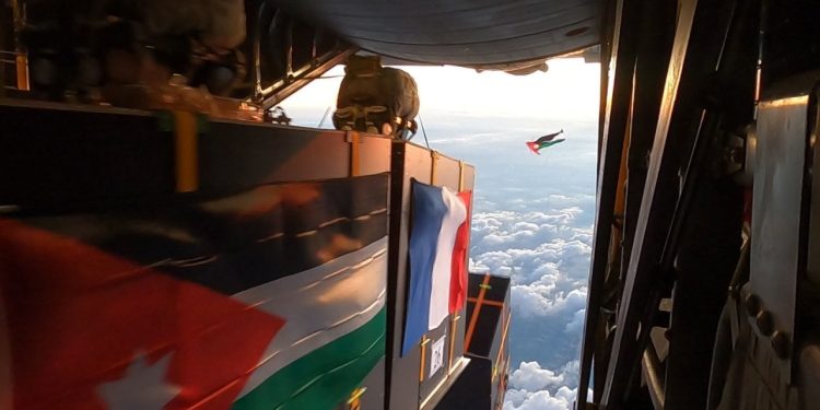 Fransa ve Ürdün, iki uçakla Gazze'ye havadan yardım bıraktı