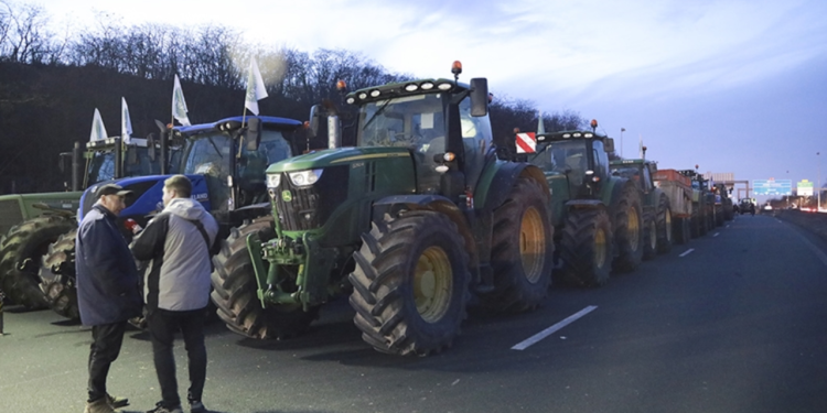 Fransa'da binlerce çiftçiden traktörlerle eylem: 'Tüm yollar Paris'e çıkar'