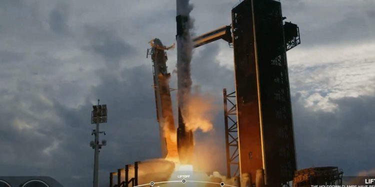 Füze fırlatıldı: Türkiye’nin ilk astronotu Alper Gezeravcı’nın uzay yolculuğu başladı