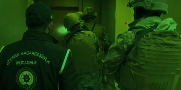 Göçmen kaçakçılarına operasyon: 2 bin 155 kişi yakalandı