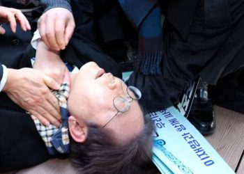 Güney Kore’de ana muhalefet lideri boynundan bıçaklandı